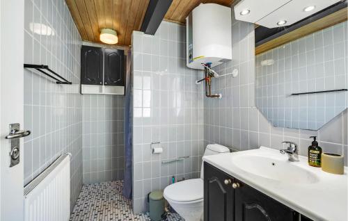 Bathroom, 2 Bedroom Gorgeous Apartment In Vggerlse in Idestrup