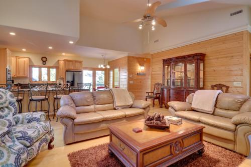 11 Mi to Ski Sapphire Heaven South Apt with Porch in ไฮแลนด์ (นอร์ทคาโรไลน่า)