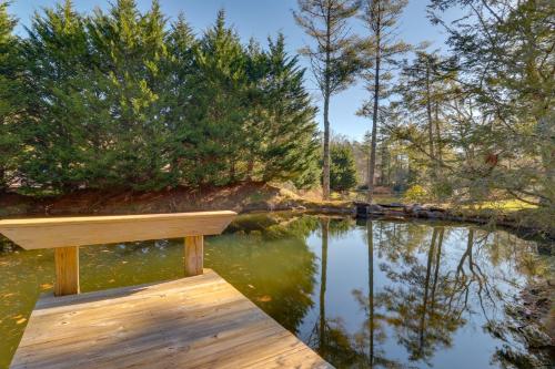 11 Mi to Ski Sapphire Heaven South Apt with Porch in ไฮแลนด์ (นอร์ทคาโรไลน่า)