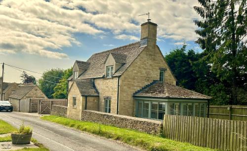 Holly Cottage - Tap to explore photos
