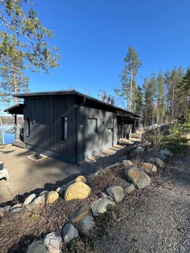 Loma-asunto järven rannalla