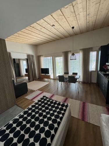 Loma-asunto järven rannalla