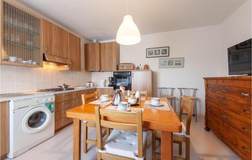 кухня, 3 Bedroom Awesome Apartment In Marti Pi in Монтополі в Валь Д"Арно