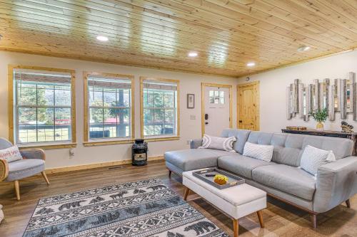 Family Sevierville Cottage with Game Room and Hot Tub! in Sevierville, USA