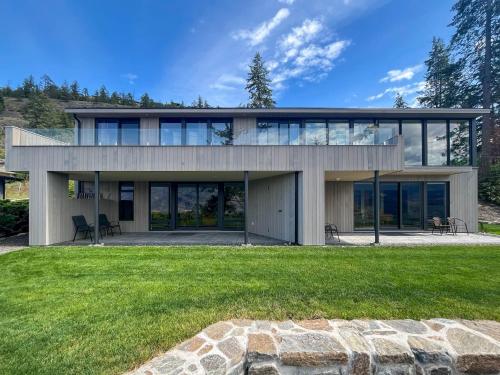 Kelowfornia Lakeview Retreat in Kelowna, Canada
