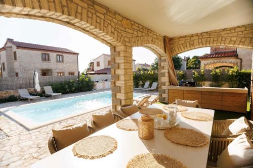 Villa del Lago with heated pool - image 4