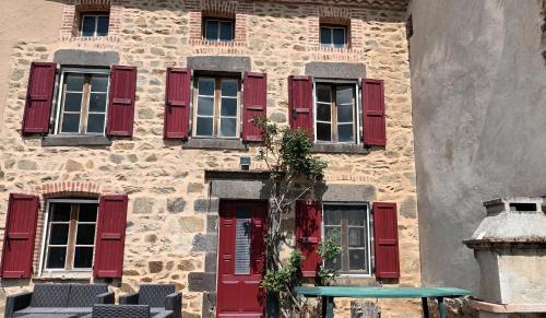 Maison 8-9 personnes dans un des plus beaux villages de France gîte à louer Lavaudieu