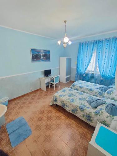 Double or Twin Room with External Bathroom image 8