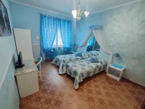 Double or Twin Room with External Bathroom image 9