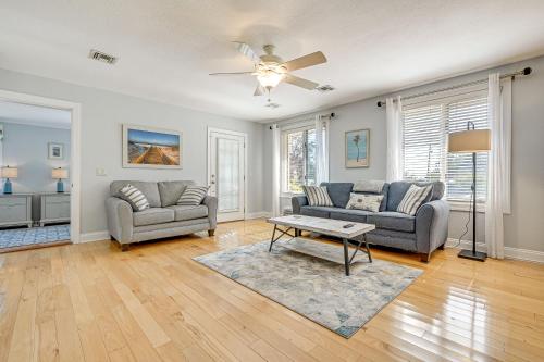 Florida Retreat with Hot Tub Walk to the Gulf! in Crystal Beach, USA