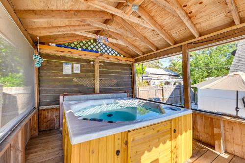 Florida Retreat with Hot Tub Walk to the Gulf! in Crystal Beach, USA