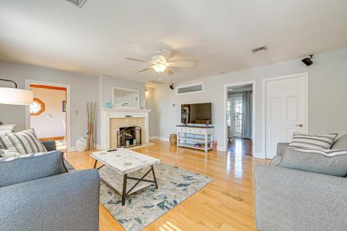 Florida Retreat with Hot Tub Walk to the Gulf! in Crystal Beach, USA