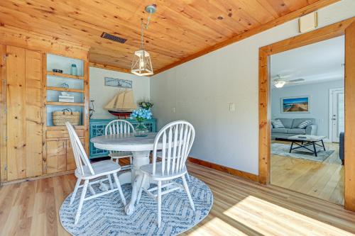 Florida Retreat with Hot Tub Walk to the Gulf! in Crystal Beach, USA