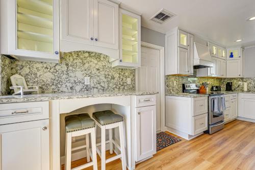 Florida Retreat with Hot Tub Walk to the Gulf! in Crystal Beach, USA