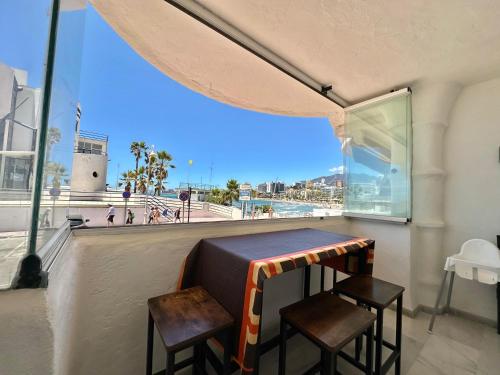 Apartamento Frente a la Playa con Piscina y Terraza en Puerto Marina 3