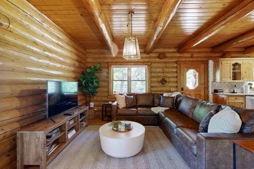Bow Canyon Oasis in Big Bear Lake, USA