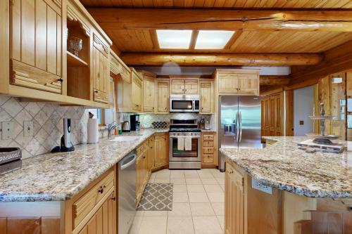 Bow Canyon Oasis in Big Bear Lake, USA