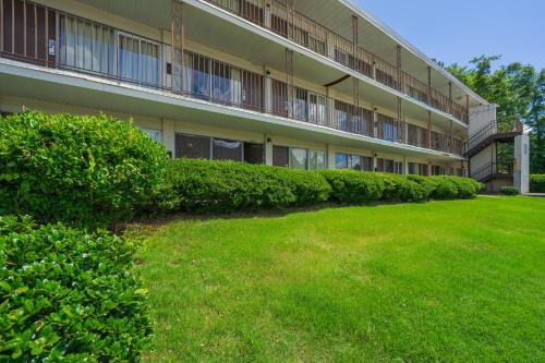 Budgetel Inn and Suites in Fulton Country Airport