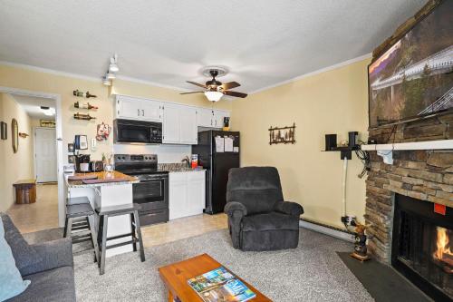 301 Pinnacle Inn Rd Unit 3303B by Carolina Stays in Beech Mountain, USA