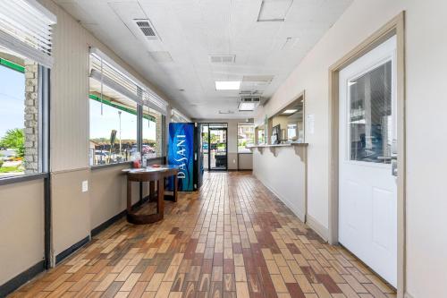 Budgetel Inn and Suites in Fulton Country Airport