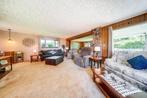 Country Home with Fishing Ponds Near Canadohta Lake in Union City, USA