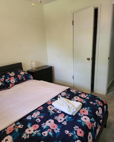 3 bedrooms 2 bathrooms, free Driveway parking, 2 min to Ohio state Univrrsity, AC, free wi-fi, washer and dryer, ExpoCenter, Bus stop, University shuttle, Riverside Methodist Hospital in Columbus, USA