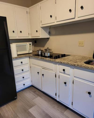3 bedrooms 2 bathrooms, free Driveway parking, 2 min to Ohio state Univrrsity, AC, free wi-fi, washer and dryer, ExpoCenter, Bus stop, University shuttle, Riverside Methodist Hospital in Columbus, USA