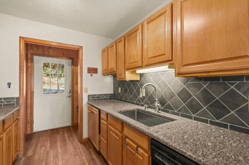 110 Northridge Ln by Carolina Stays in Beech Mountain, USA