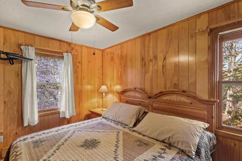 110 Northridge Ln by Carolina Stays in Beech Mountain, USA