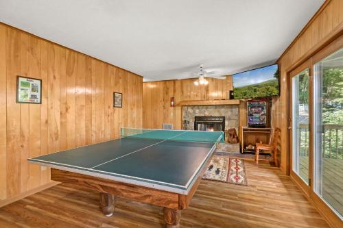 110 Northridge Ln by Carolina Stays in Beech Mountain, USA