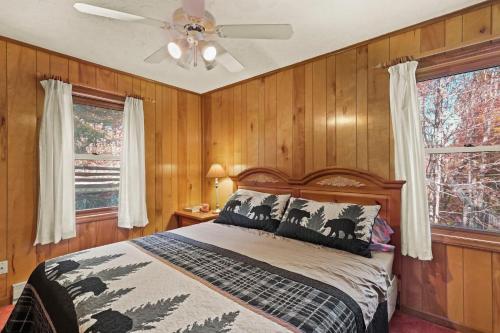 110 Northridge Ln by Carolina Stays in Beech Mountain, USA
