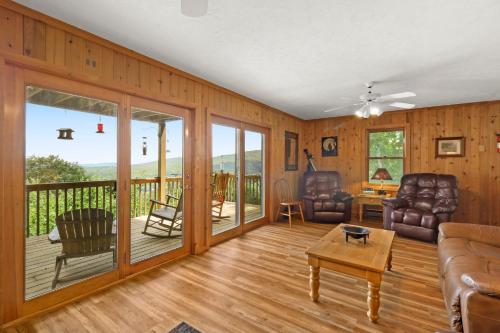 110 Northridge Ln by Carolina Stays in Beech Mountain, USA