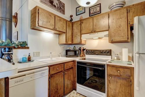 101 Hornbeam Rd, Unit 6D by Carolina Stays in Beech Mountain, USA
