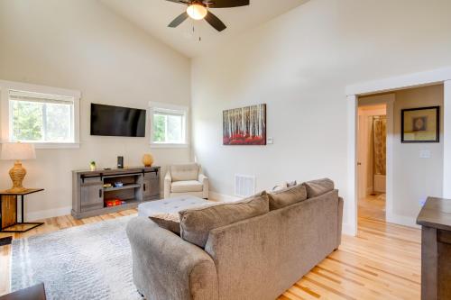 Peaceful Hendersonville Home Less Than 2 Mi to Main St! in Hendersonville, USA