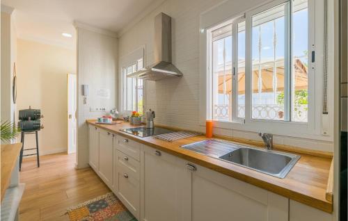virtuve, Cozy Home In San Jose Del Valle in La Barca de la Florida