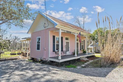 Jasperilla Pink House in Saint Francisville, USA
