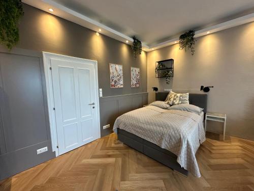 Book-A-Room City Apartment - image 5