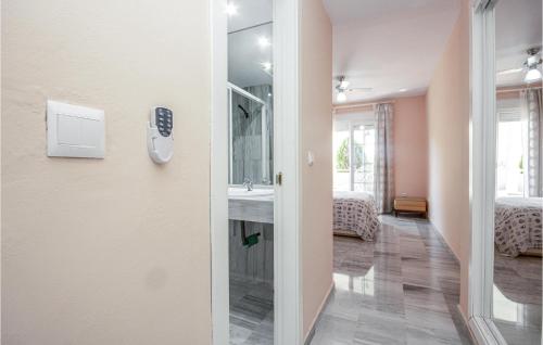 Amazing apartment in Marbella with Outdoor swimming pool WiFi and 2 Bedrooms - image 9