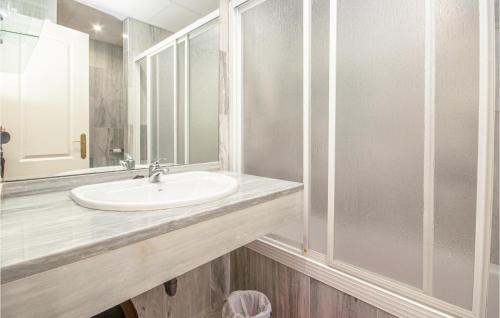 Amazing apartment in Marbella with Outdoor swimming pool WiFi and 2 Bedrooms - image 10
