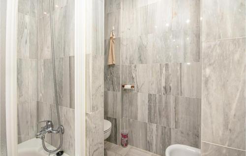 Amazing apartment in Marbella with Outdoor swimming pool WiFi and 2 Bedrooms - image 12