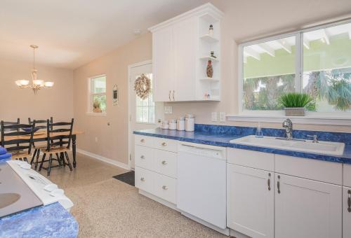 Oprema, North Beach Beauty - Lovely home across the street from the beach. 1814B in North Atlantic Avenue