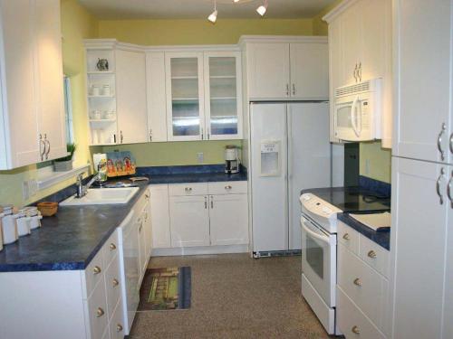 Oprema, North Beach Beauty - Lovely home across the street from the beach. 1814B in North Atlantic Avenue