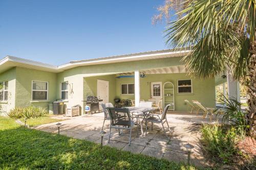 Oprema, North Beach Beauty - Lovely home across the street from the beach. 1814B in North Atlantic Avenue