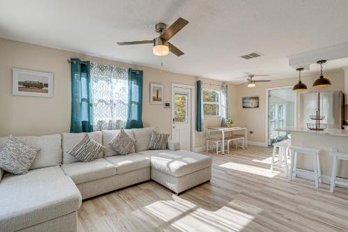 Chic Port Charlotte Home about 9 Mi to Englewood Beach