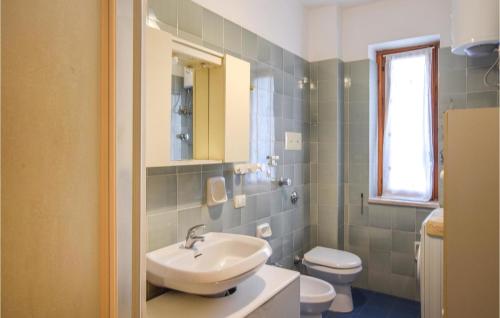 Vannas istaba, Nice Apartment In Nocera Terinese in Nočera Terinēze