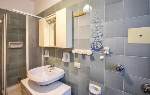 Vannas istaba, Nice Apartment In Nocera Terinese in Nočera Terinēze