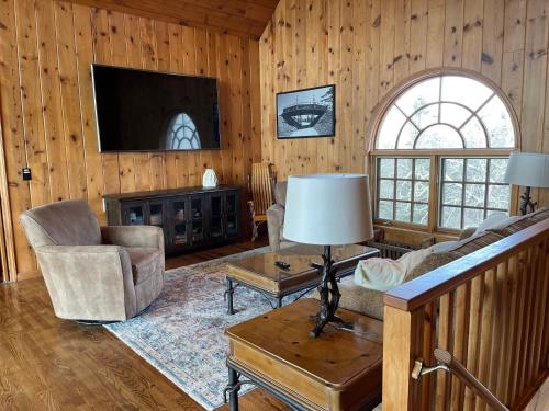 122 Oz Cir by Carolina Stays in Beech Mountain, USA