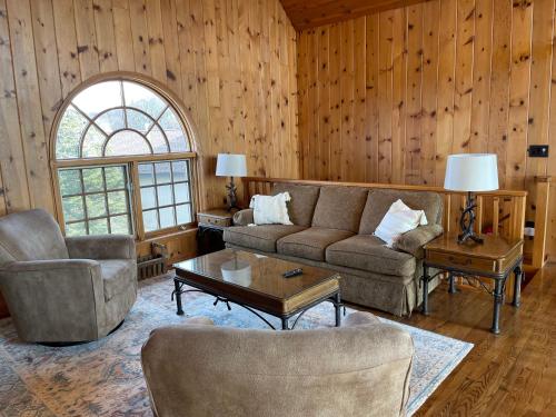 122 Oz Cir by Carolina Stays in Beech Mountain, USA