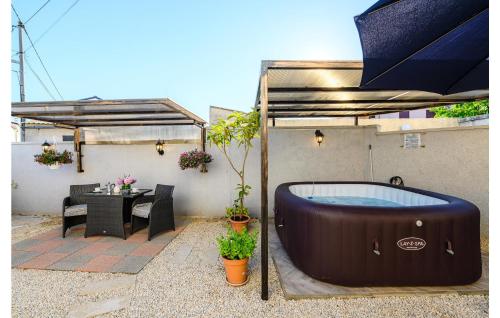 Karstais baseins, Amazing Home In Barat With House A Panoramic View in Barat