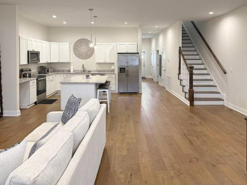 Spacious Freshly Renovated Townhome- Scenic Side